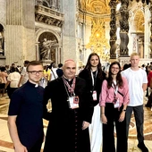 Młodzież ze swoimi duszpasterzami, z bp. Adamem Babem na czele. Jubileusz Młodych okazał się konkretnym znakiem, że młody Kościół nie tylko istnieje, ale jest pełen życia, energii i autentyczności.