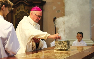 Obrzęd jest pełen symboli i gestów podkreślających sacrum.