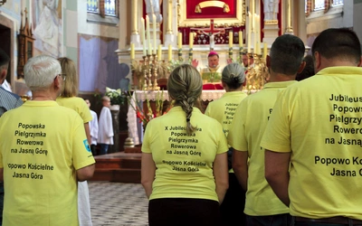 Pątników pobłogosławił na drogę bp Krzysztof Nykiel, regens Penitencjarii Apostolskiej, który 3 sierpnia przewodniczył uroczystościom w popowskim sanktuarium.