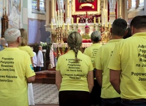 Pątników pobłogosławił na drogę bp Krzysztof Nykiel, regens Penitencjarii Apostolskiej, który 3 sierpnia przewodniczył uroczystościom w popowskim sanktuarium.