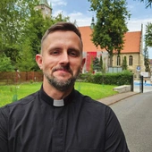  Ksiądz Klusek wspomina, że jego początki w seminarium były trudne. Nie znał języka hiszpańskiego, posługiwał się tylko angielskim. Hiszpańskiego nauczył się w szkole dla obcokrajowców. 