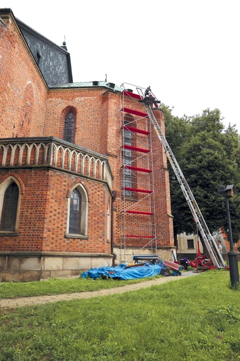 Głównym powodem podjęcia prac była postępująca korozja dachu.