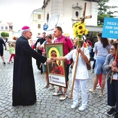 Przed wyruszeniem na pątniczy szlak pielgrzymów pozdrowił i pobłogosławił bp Nitkiewicz.