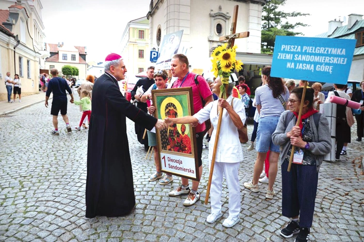 Przed wyruszeniem na pątniczy szlak pielgrzymów pozdrowił i pobłogosławił bp Nitkiewicz.