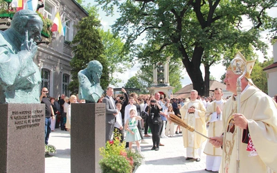 Prymas Tysiąclecia modlił się tutaj 11 sierpnia 1963 roku, a kard. Karol Wojtyła 6 sierpnia 1971 roku.