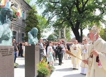 Prymas Tysiąclecia modlił się tutaj 11 sierpnia 1963 roku, a kard. Karol Wojtyła 6 sierpnia 1971 roku.