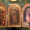 Tryptyk pleśnieński to trzy obrazy: Wszystkich Świętych, Ecce Homo i Wniebowzięcia NMP. Peregrynował wśród parafian z okazji 700-lecia.