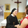 Siostra Stefania Jaworska, autorka książki „Matka wielu”, rozmawia  z wnuczką ocalonej przez matkę Kolumbę w czasie wojny kobiety. Jej babcia miała wtedy kilkanaście lat, matka ukrywała ją przez rok.  Widać, że Pan Bóg pisze kolejne rozdziały książki o niej, bo choć takich historii jest wiele, tej siostry nie znały.