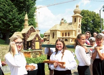 Młodzi udźwigną miejscowe dziedzictwo wiary jak owe makiety dwóch tutejszych kościołów.