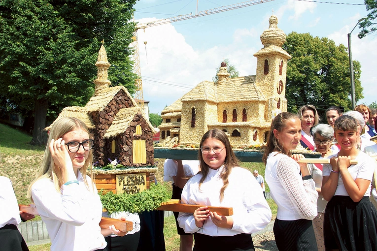 Młodzi udźwigną miejscowe dziedzictwo wiary jak owe makiety dwóch tutejszych kościołów.