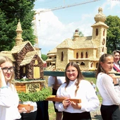 Młodzi udźwigną miejscowe dziedzictwo wiary jak owe makiety dwóch tutejszych kościołów.