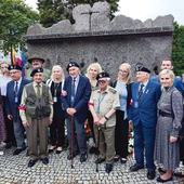 Uroczystość zakończyła się złożeniem wieńców przed pomnikiem.