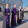 Pielgrzymów na pl. Bankowym pozdrawiali ks. Mateusz Gawarski, przewodnik WAPM i rektor kościoła akademickiego św. Anny, abp Adrian Galbas i biskup polowy WP Wiesław Lechowicz.