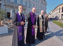 Pielgrzymów na pl. Bankowym pozdrawiali ks. Mateusz Gawarski, przewodnik WAPM i rektor kościoła akademickiego św. Anny, abp Adrian Galbas i biskup polowy WP Wiesław Lechowicz.