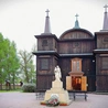 Drewniany kościół jest najważniejszym zabytkiem okolicy. Powstał z sosny kampinoskiej. Odwiedzają go pielgrzymi i turyści. 