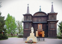 Drewniany kościół jest najważniejszym zabytkiem okolicy. Powstał z sosny kampinoskiej. Odwiedzają go pielgrzymi i turyści. 
