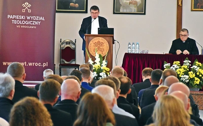 Wydarzenie przyciąga zarówno świeckich, konsekrowanych, jak i duchownych.