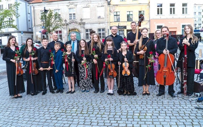 Cykl muzycznych spotkań otwarło wydarzenie towarzyszące – „Lekka klasyka na oławskim rynku” – koncert orkiestry parafialnej z kościoła pw. Świętych Apostołów Piotra i Pawła pod dyrekcją Pawła Ożgi.