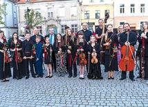 Cykl muzycznych spotkań otwarło wydarzenie towarzyszące – „Lekka klasyka na oławskim rynku” – koncert orkiestry parafialnej z kościoła pw. Świętych Apostołów Piotra i Pawła pod dyrekcją Pawła Ożgi.