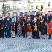 Cykl muzycznych spotkań otwarło wydarzenie towarzyszące – „Lekka klasyka na oławskim rynku” – koncert orkiestry parafialnej z kościoła pw. Świętych Apostołów Piotra i Pawła pod dyrekcją Pawła Ożgi.