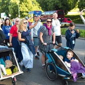 Pątnicy z Zielonej Góry mieli do pokonania 340 km. Co ciekawe, z roku na rok na zielono- górskiej pielgrzymce rodzin z dziećmi nie ubywa, a nawet, wydaje się, przybywa. Wiele z nich chodzi regularnie i już nie wyobraża sobie wakacji bez wędrowania do Matki Bożej. 