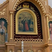 W kościele w Jarosławicach znajduje się łaskami słynący obraz Ukoronowania Matki Bożej.