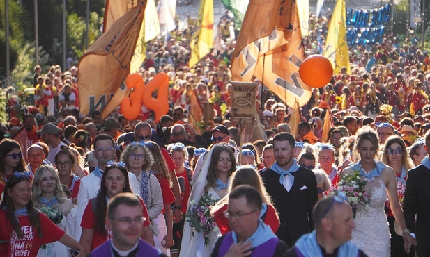 Pielgrzymi wchodzą na Jasną Górę