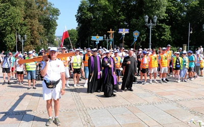Jako pierwsza na Jasną Górę weszła grupa nr 3 z Żarnowa i Białaczowa.