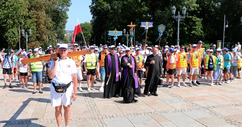 Jako pierwsza na Jasną Górę weszła grupa nr 3 z Żarnowa i Białaczowa.