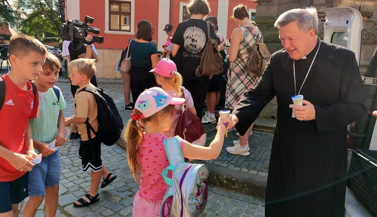 Księża archidiecezji wrocławskiej zafundowali dzieciom z rodzin powodziowych wycieczkę