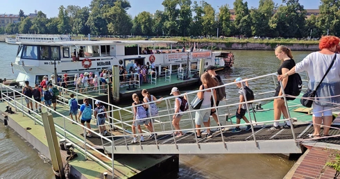 Księża archidiecezji wrocławskiej zafundowali dzieciom z rodzin powodziowych wycieczkę