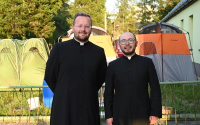 Jedni idą, drudzy wspierają ich w drodze