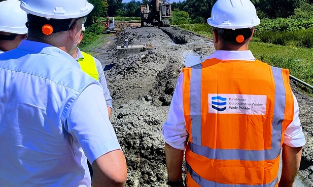Miedźna. Trwa naprawa wału przeciwpowodziowego