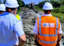 Miedźna. Trwa naprawa wału przeciwpowodziowego