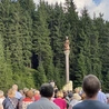 Podczas poświęcenia kolumny ku czci Maryi Królowej Gór.