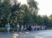 Piekary kobiet 2025. Pątniczki w drodze na piekarskie wzgórze