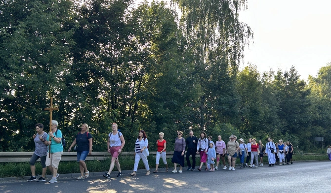 Piekary kobiet 2025. Pątniczki w drodze na piekarskie wzgórze