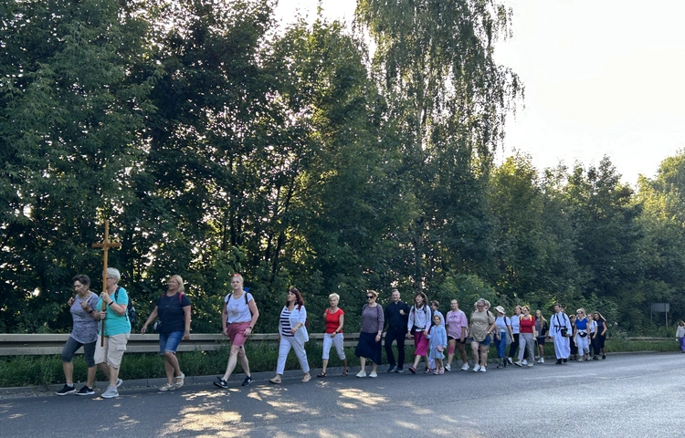 Piekary kobiet 2025. Pątniczki w drodze na piekarskie wzgórze