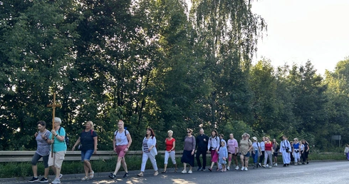 Piekary kobiet 2025. Pątniczki w drodze na piekarskie wzgórze