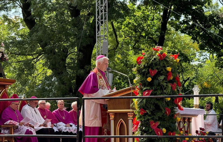Bp Szkudło do kobiet: miłość, którą dajecie na co dzień, jest wartością społeczną