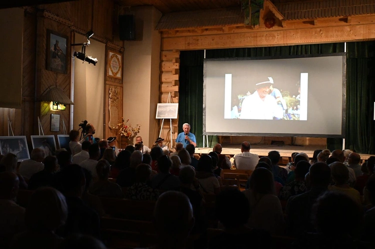 Między niebem a ziemią 