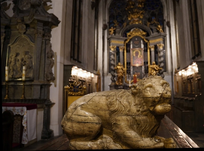 Z Matką Bożą po katedrze wrocławskiej