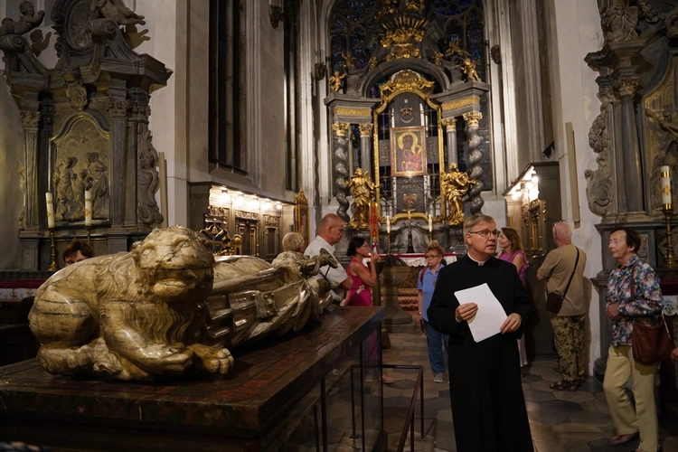 Z Matką Bożą po katedrze wrocławskiej