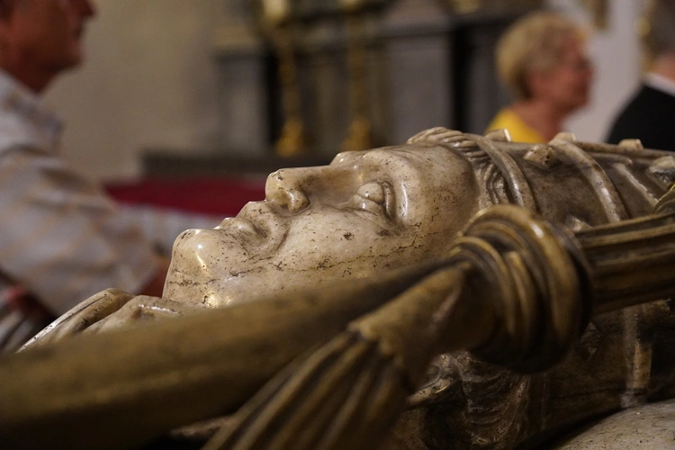 Z Matką Bożą po katedrze wrocławskiej
