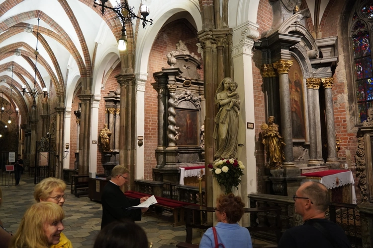 Z Matką Bożą po katedrze wrocławskiej