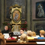 Z Matką Bożą po katedrze wrocławskiej