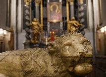 Z Matką Bożą po katedrze wrocławskiej