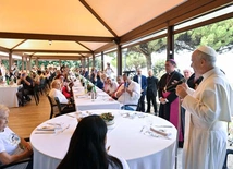 Leon XIV podczas spotkania z ubogimi
