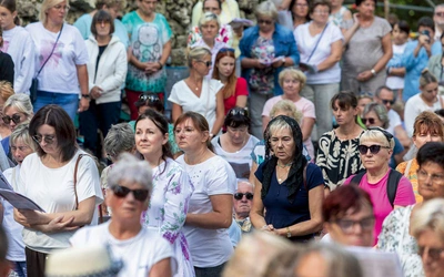 Uczestniczki pielgrzymki  na piekarskim wzgórzu. 