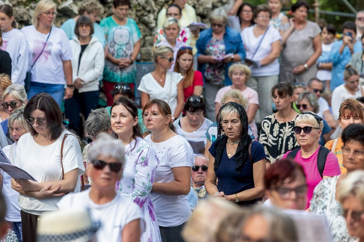 Uczestniczki pielgrzymki  na piekarskim wzgórzu. 